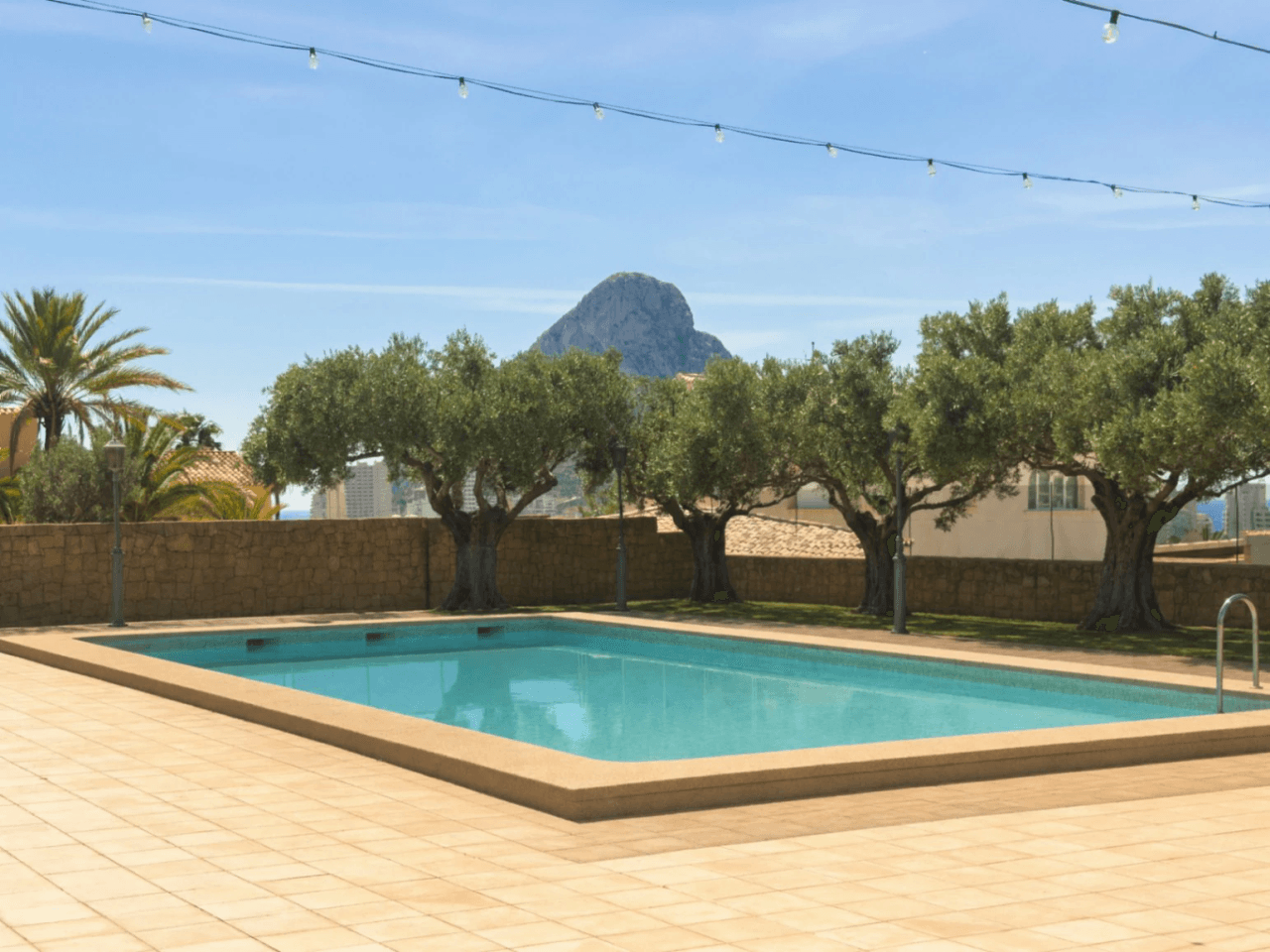 Chalet en venta en Calpe: 5 habitaciones, piscina privada.