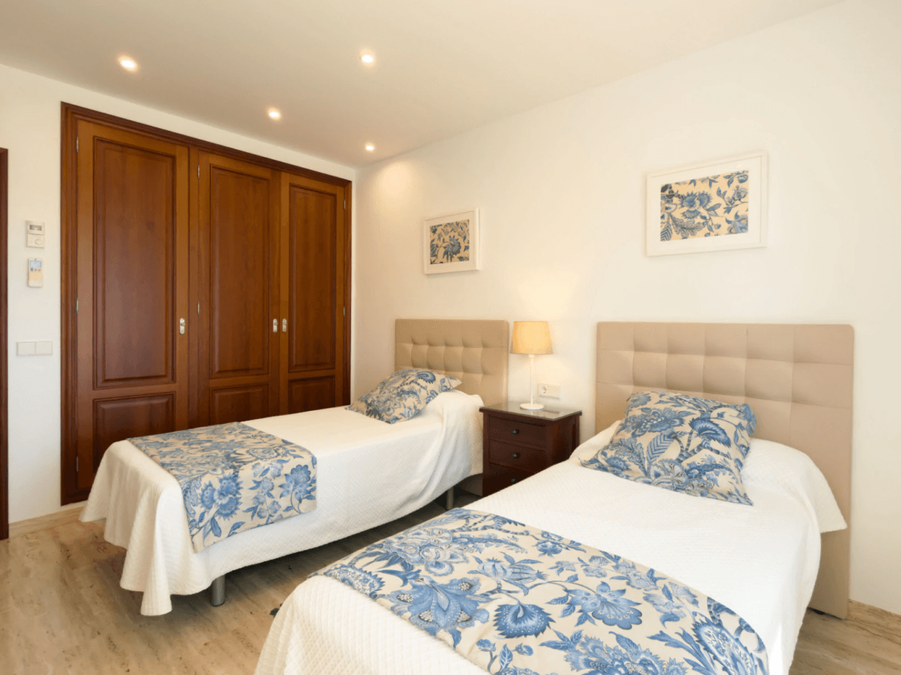Chalet en venta en Calpe: 5 habitaciones, piscina privada.