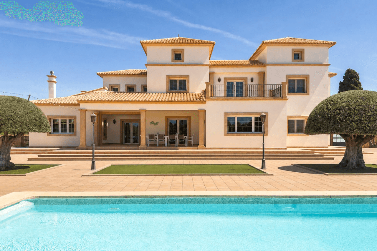 Chalet en venta en Calpe: 5 habitaciones, piscina privada.
