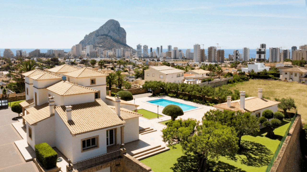Chalet en venta en Calpe: 5 habitaciones, piscina privada.