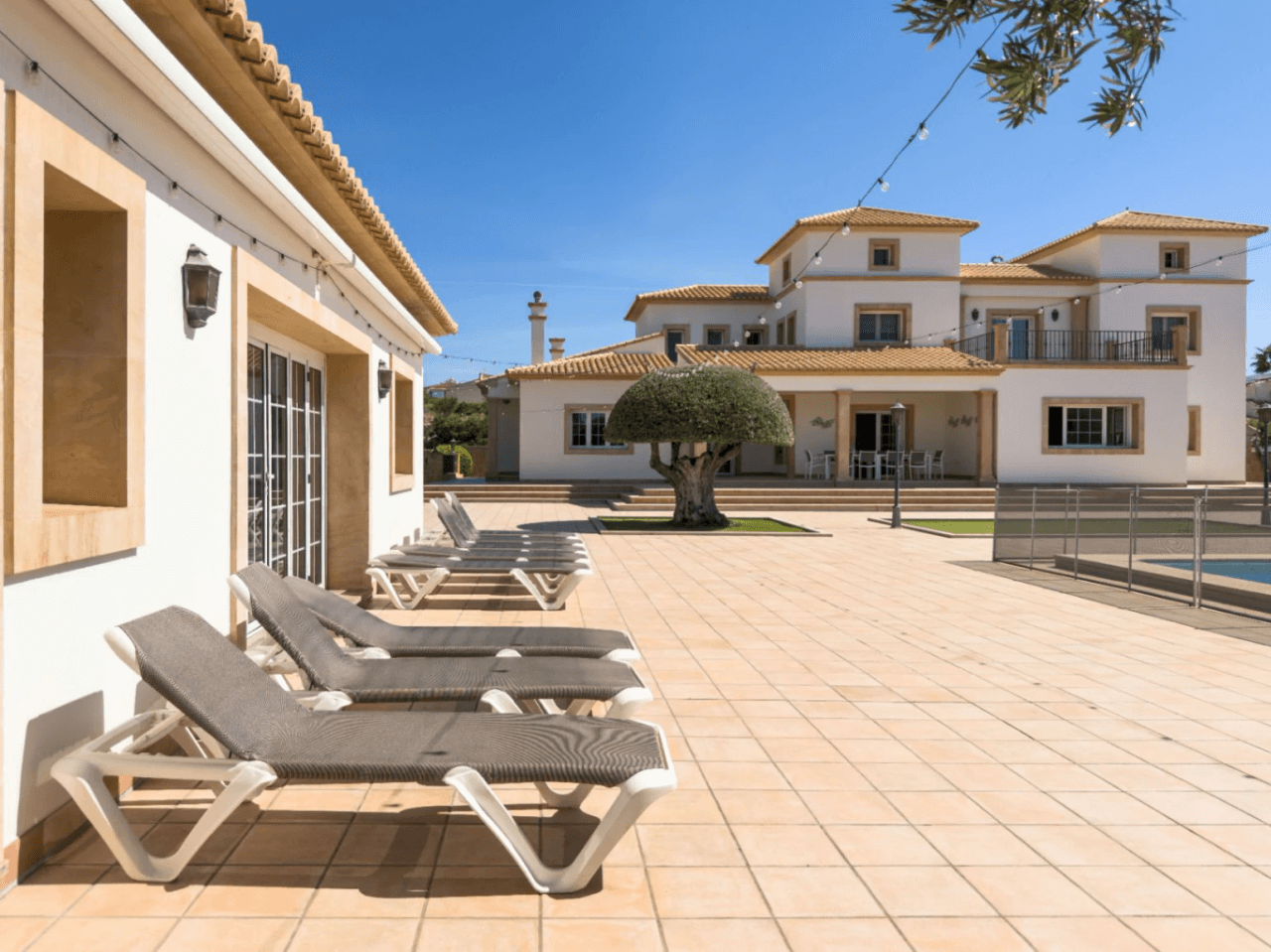 Chalet en venta en Calpe: 5 habitaciones, piscina privada.