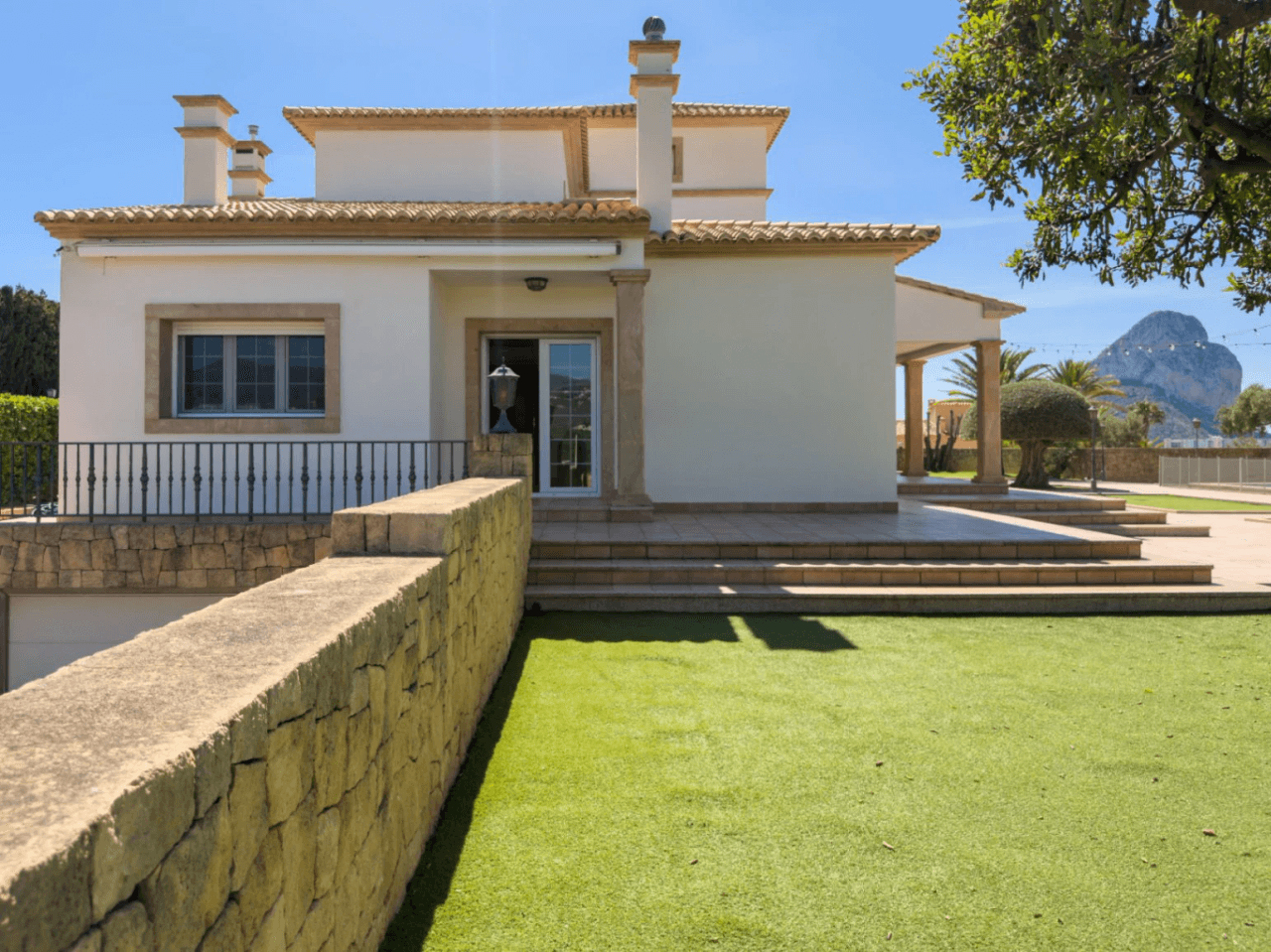 Chalet en venta en Calpe: 5 habitaciones, piscina privada.