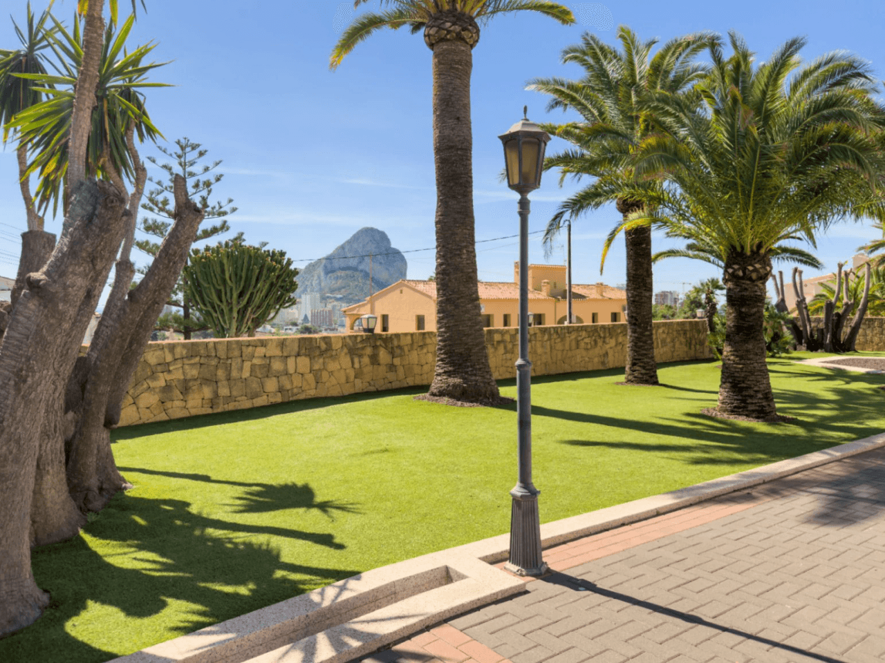 Chalet en venta en Calpe: 5 habitaciones, piscina privada.