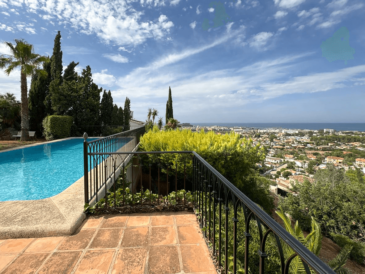 Stunning villa with sea views in Dénia.