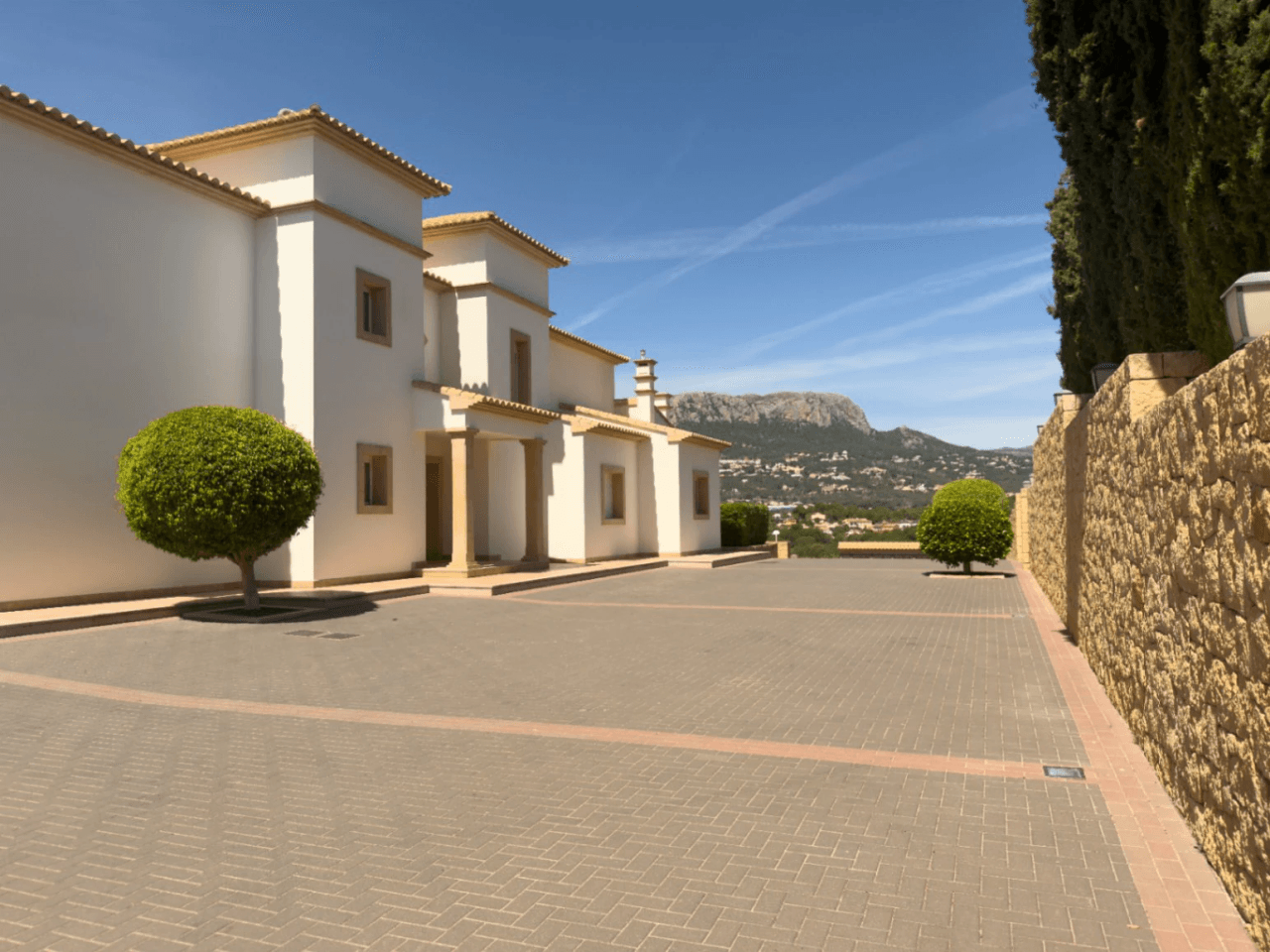 Chalet en venta en Calpe: 5 habitaciones, piscina privada.