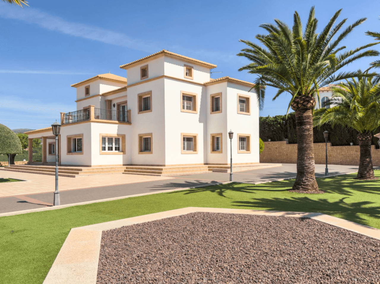 Chalet en venta en Calpe: 5 habitaciones, piscina privada.