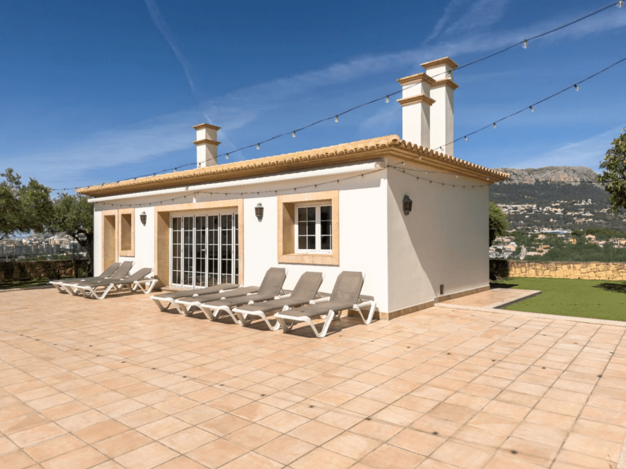 Chalet en venta en Calpe: 5 habitaciones, piscina privada.