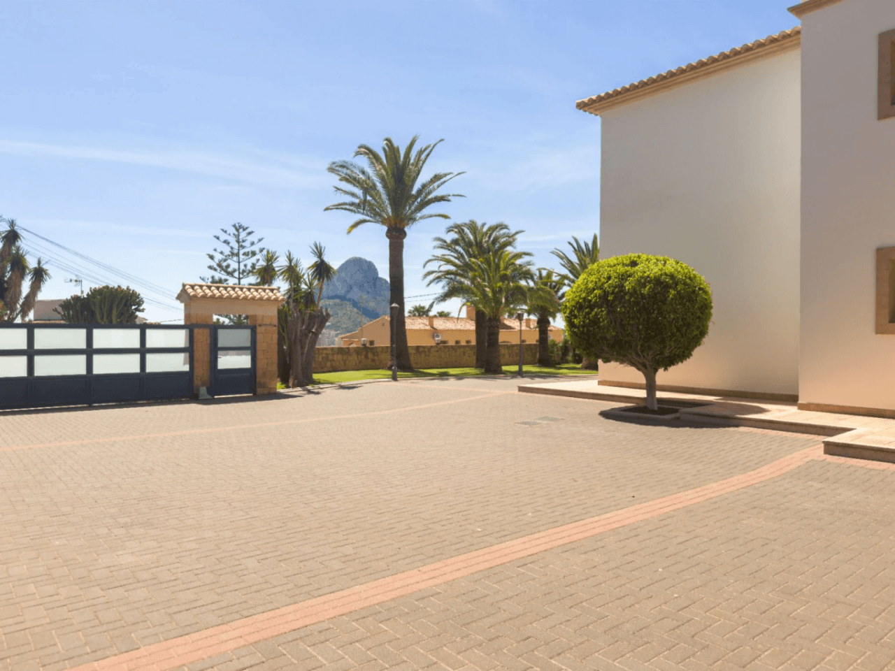 Chalet en venta en Calpe: 5 habitaciones, piscina privada.
