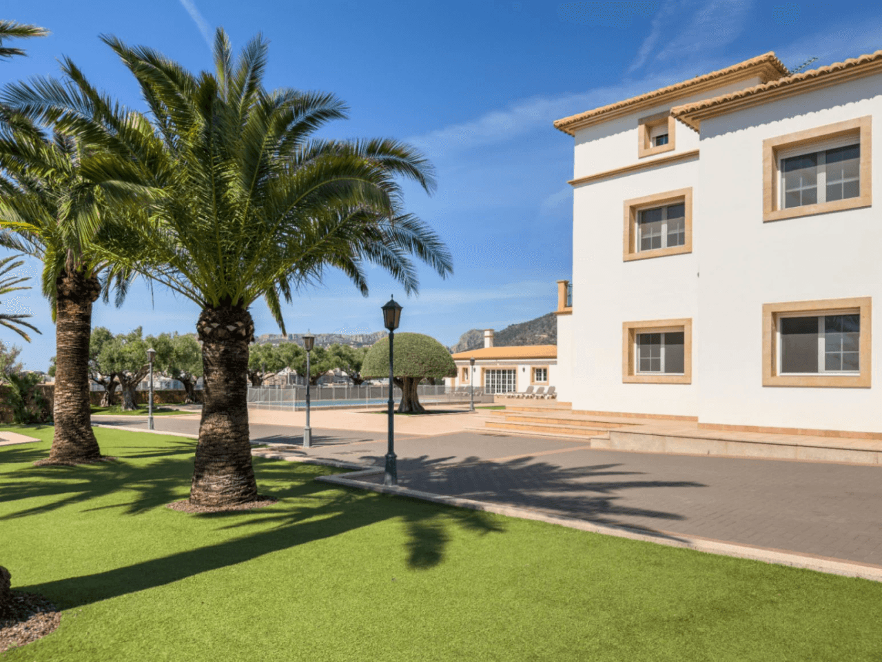 Chalet en venta en Calpe: 5 habitaciones, piscina privada.