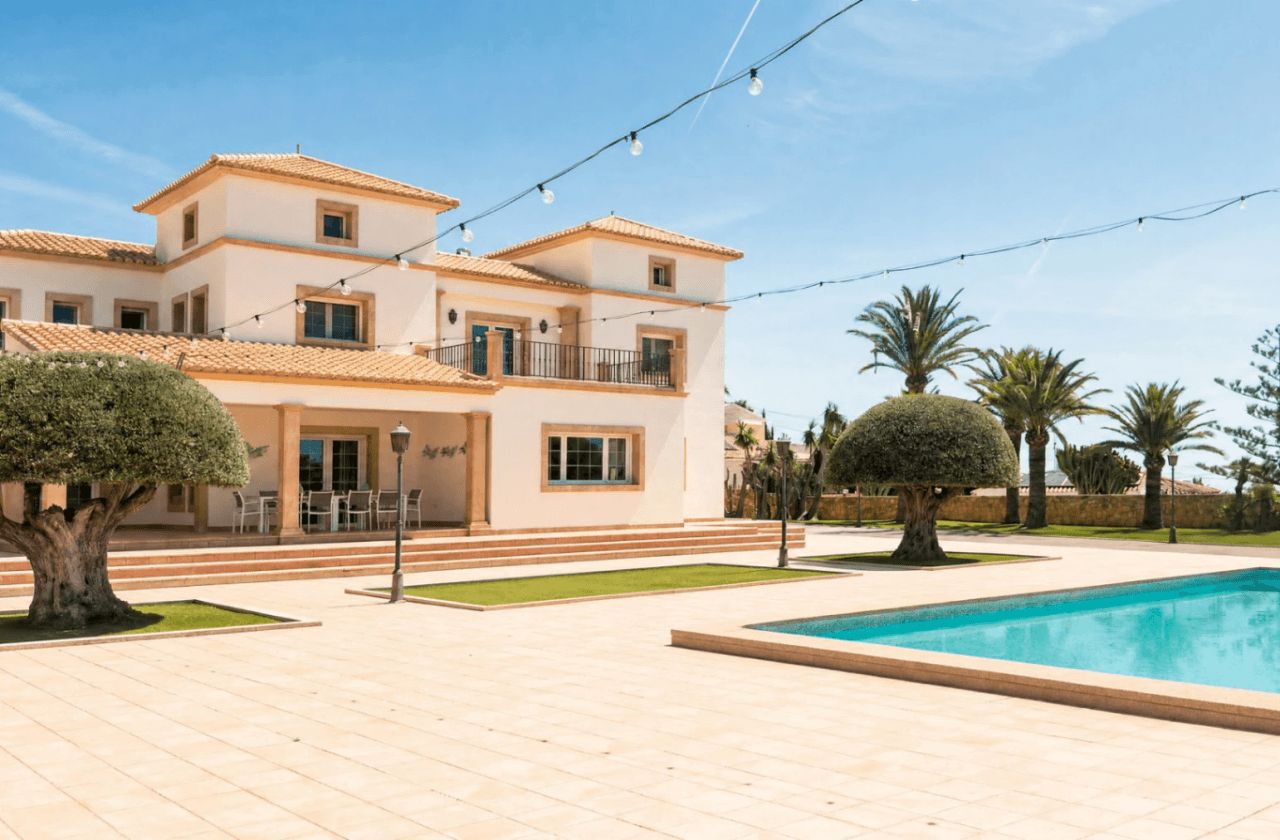Chalet en venta en Calpe: 5 habitaciones, piscina privada.