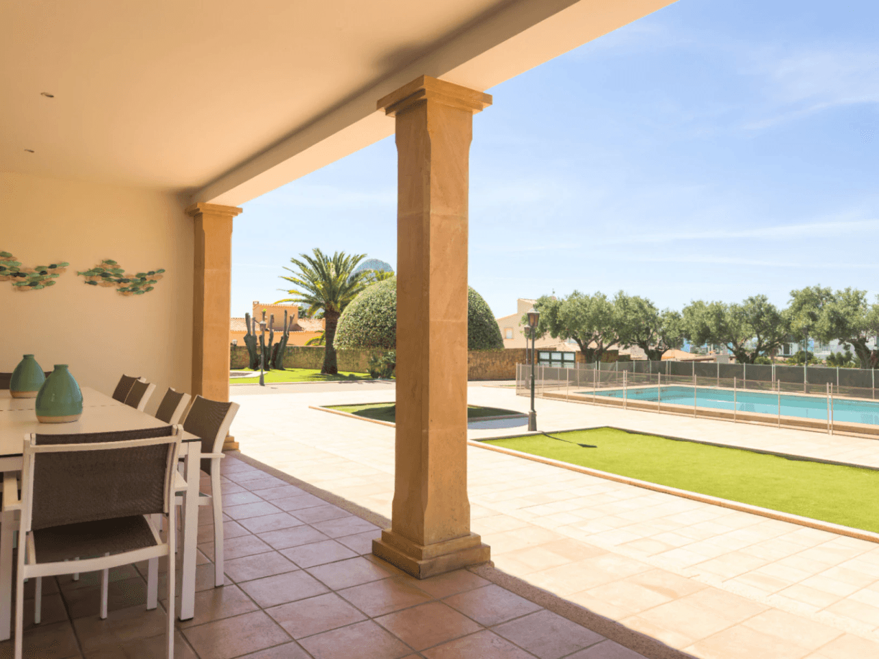 Chalet en venta en Calpe: 5 habitaciones, piscina privada.