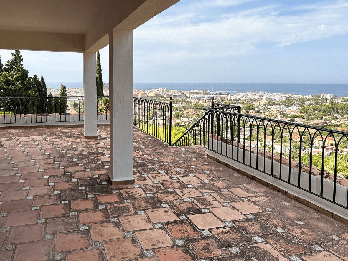 Stunning villa with sea views in Dénia.
