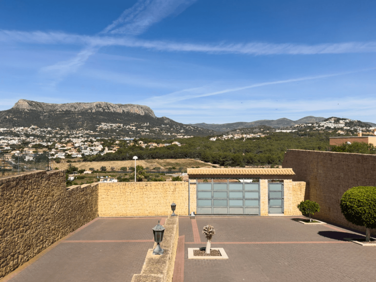 Chalet en venta en Calpe: 5 habitaciones, piscina privada.