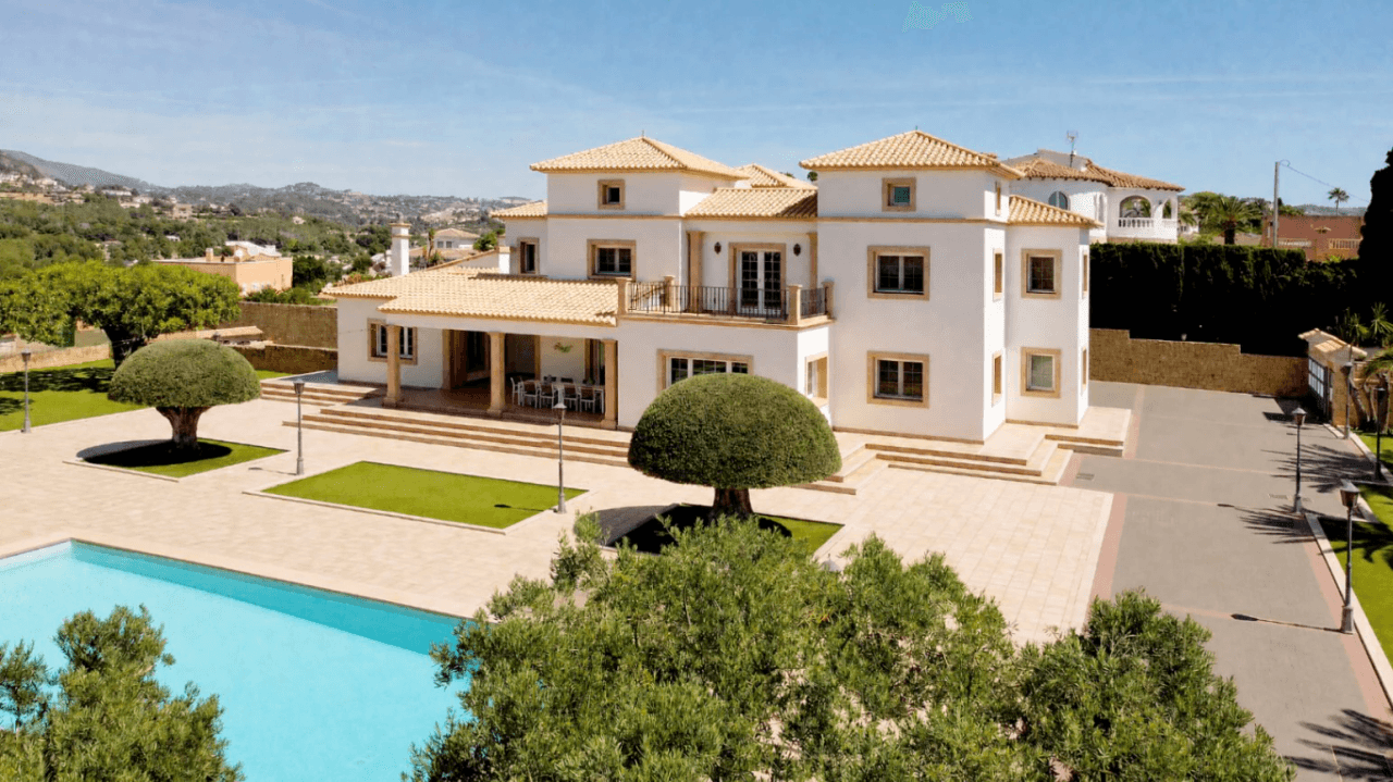 Chalet en venta en Calpe: 5 habitaciones, piscina privada.