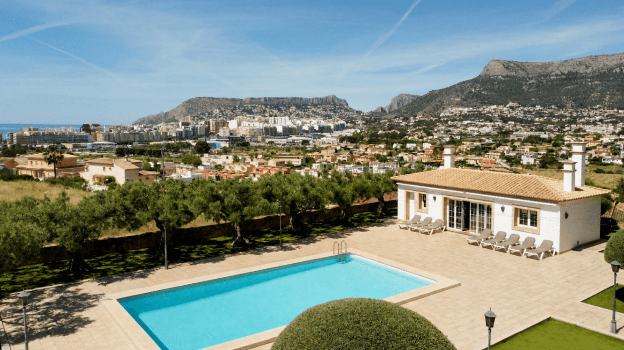 Chalet en venta en Calpe: 5 habitaciones, piscina privada.