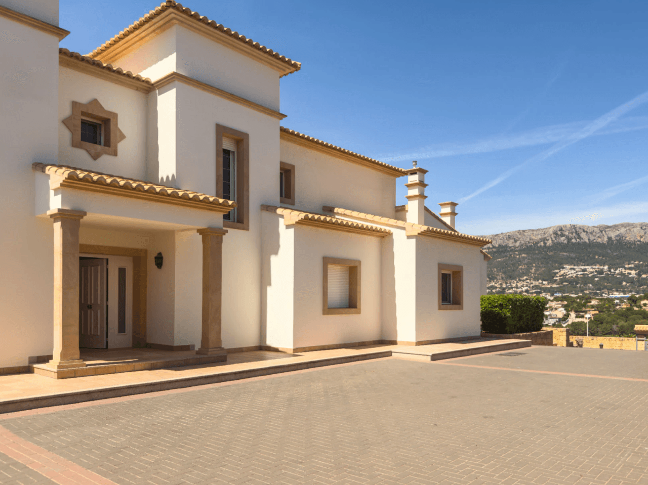 Chalet en venta en Calpe: 5 habitaciones, piscina privada.