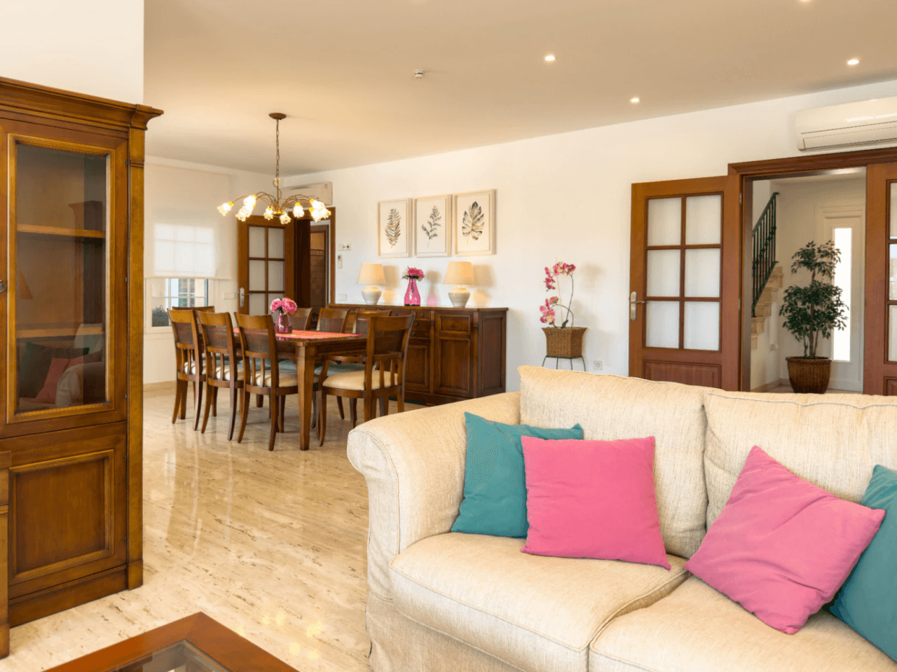 Chalet en venta en Calpe: 5 habitaciones, piscina privada.