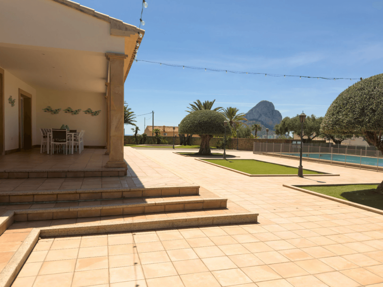 Chalet en venta en Calpe: 5 habitaciones, piscina privada.