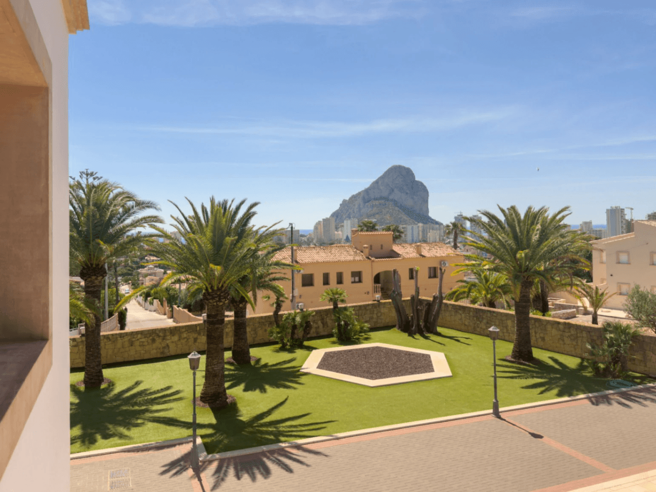 Chalet en venta en Calpe: 5 habitaciones, piscina privada.