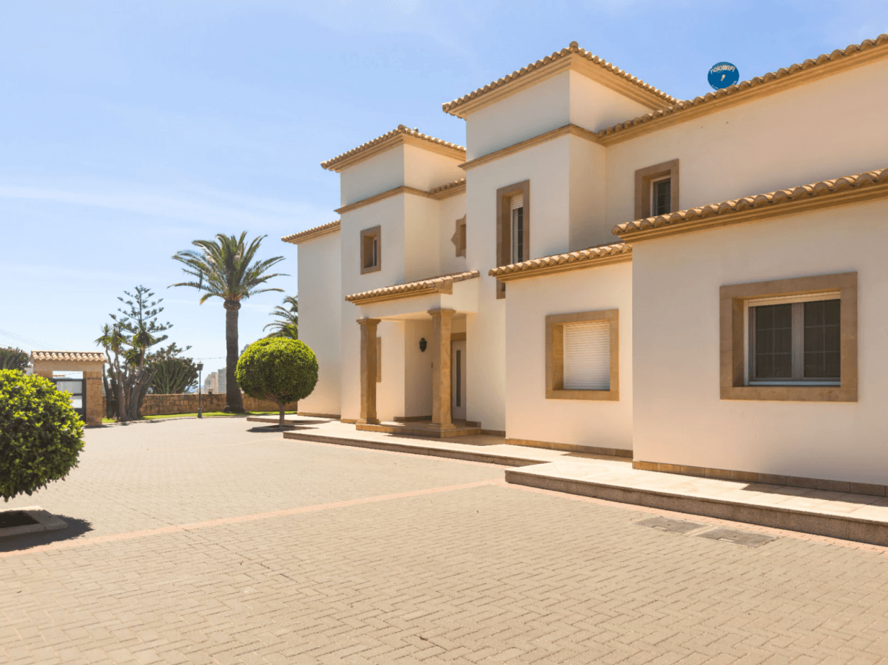 Chalet en venta en Calpe: 5 habitaciones, piscina privada.