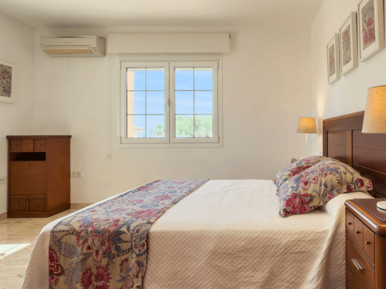 Chalet en venta en Calpe: 5 habitaciones, piscina privada.