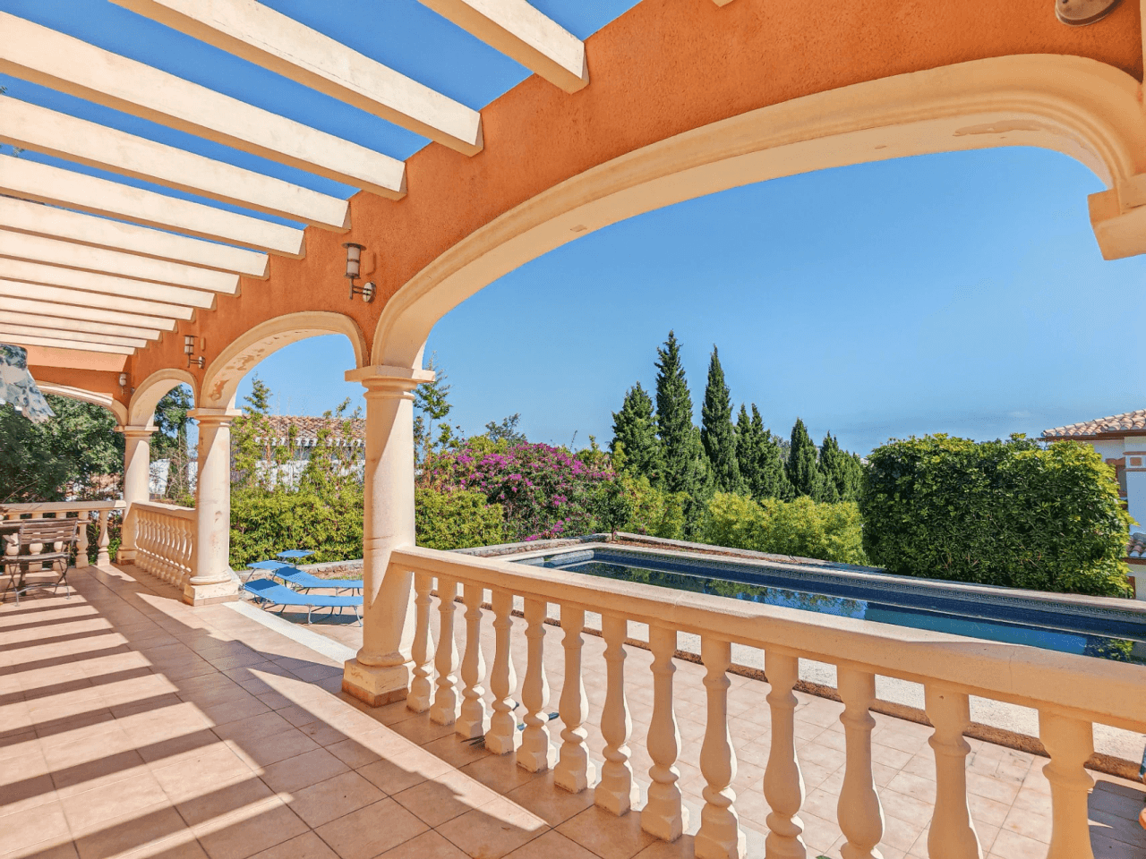 Villa à vendre avec de nombreuses possibilités et de belles vues à Denia