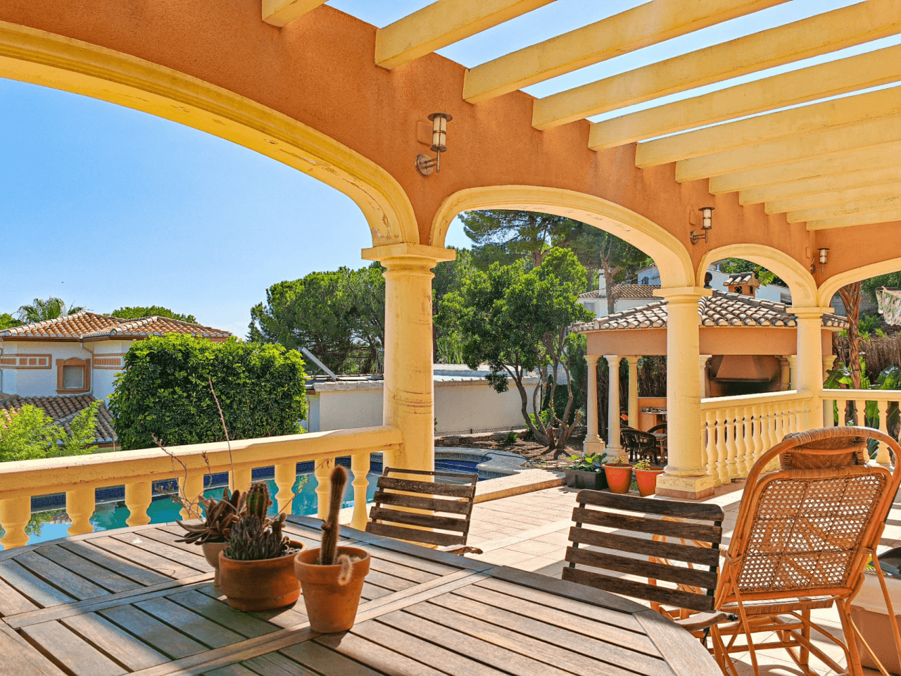 Villa à vendre avec de nombreuses possibilités et de belles vues à Denia