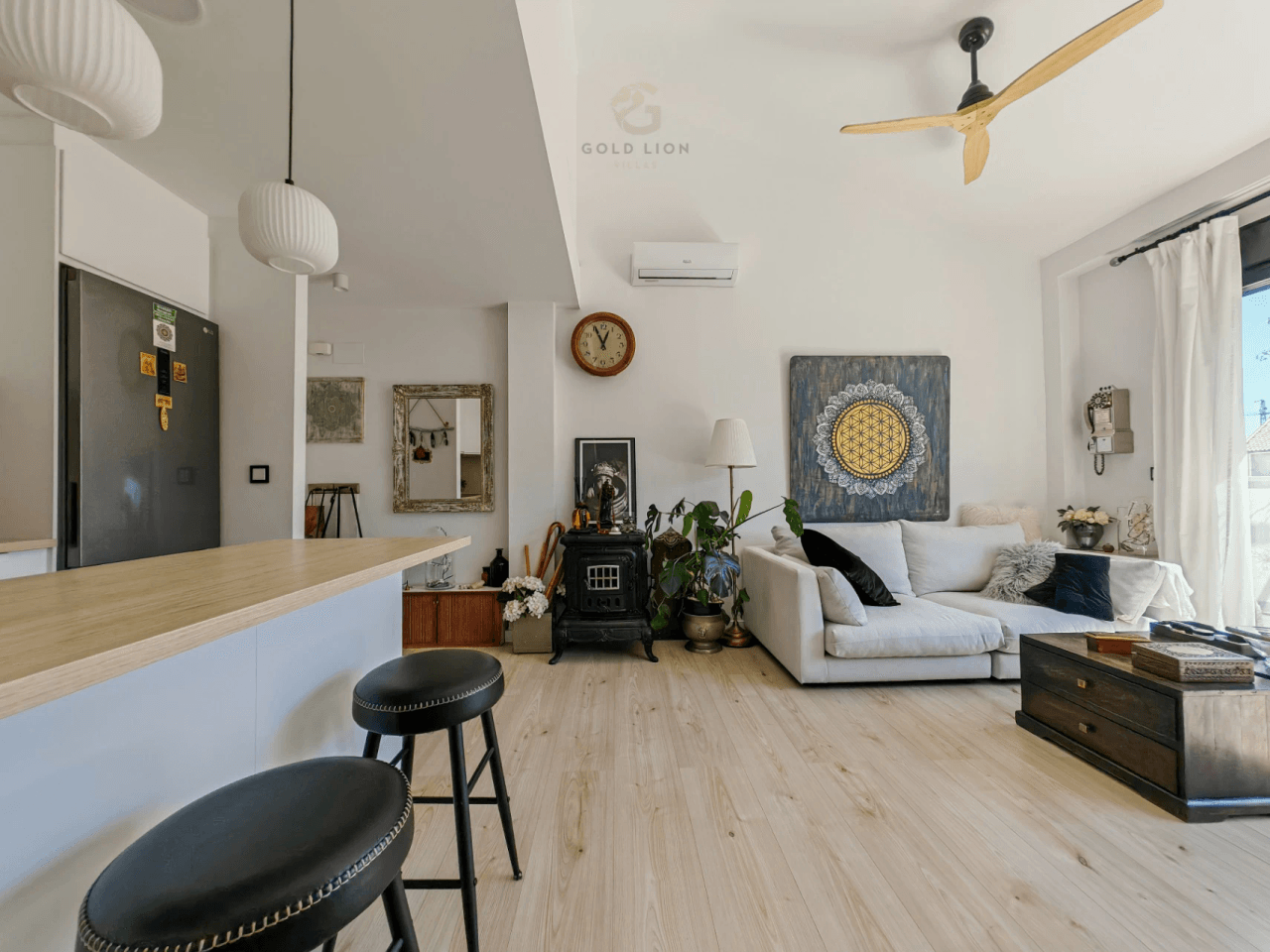 Penthouse for sale with a south orientation and unobstructed views of the park and the mountains.