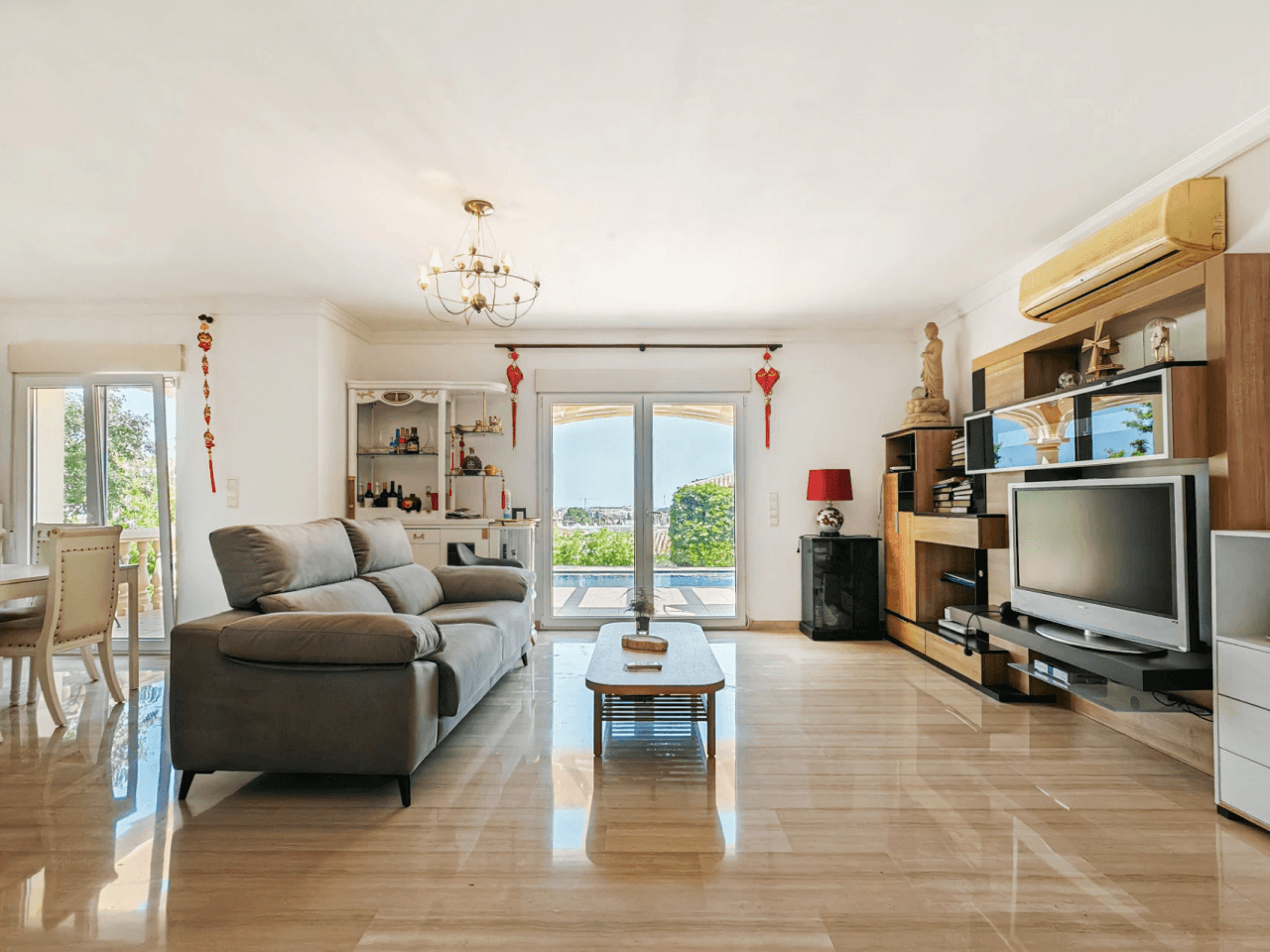 Villa à vendre avec de nombreuses possibilités et de belles vues à Denia
