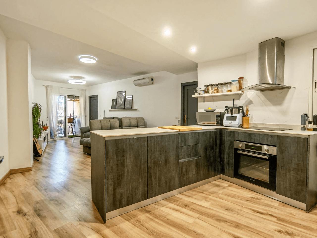 Renovated apartment with elevator for sale, in the center of Denia.