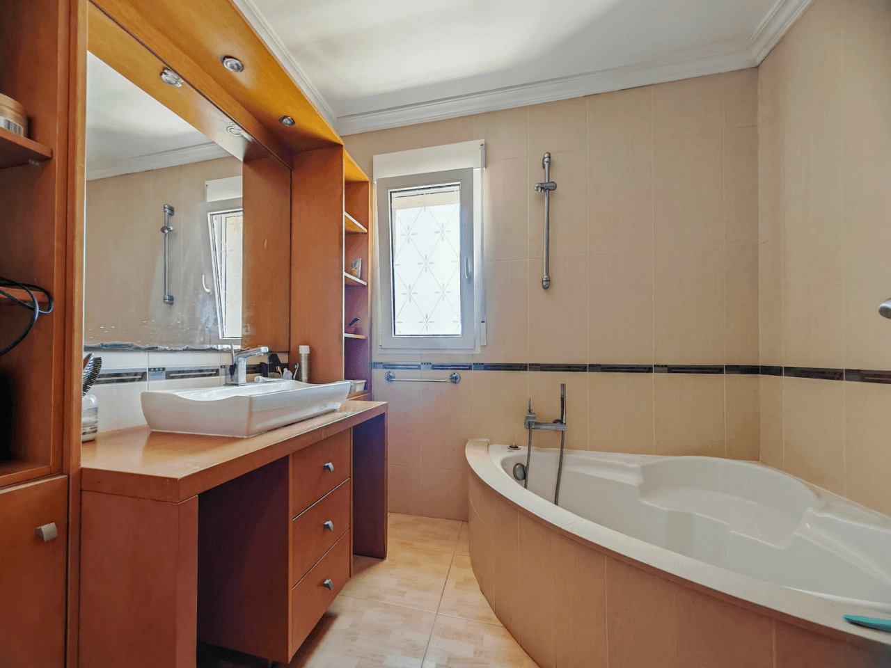 Villa à vendre avec de nombreuses possibilités et de belles vues à Denia