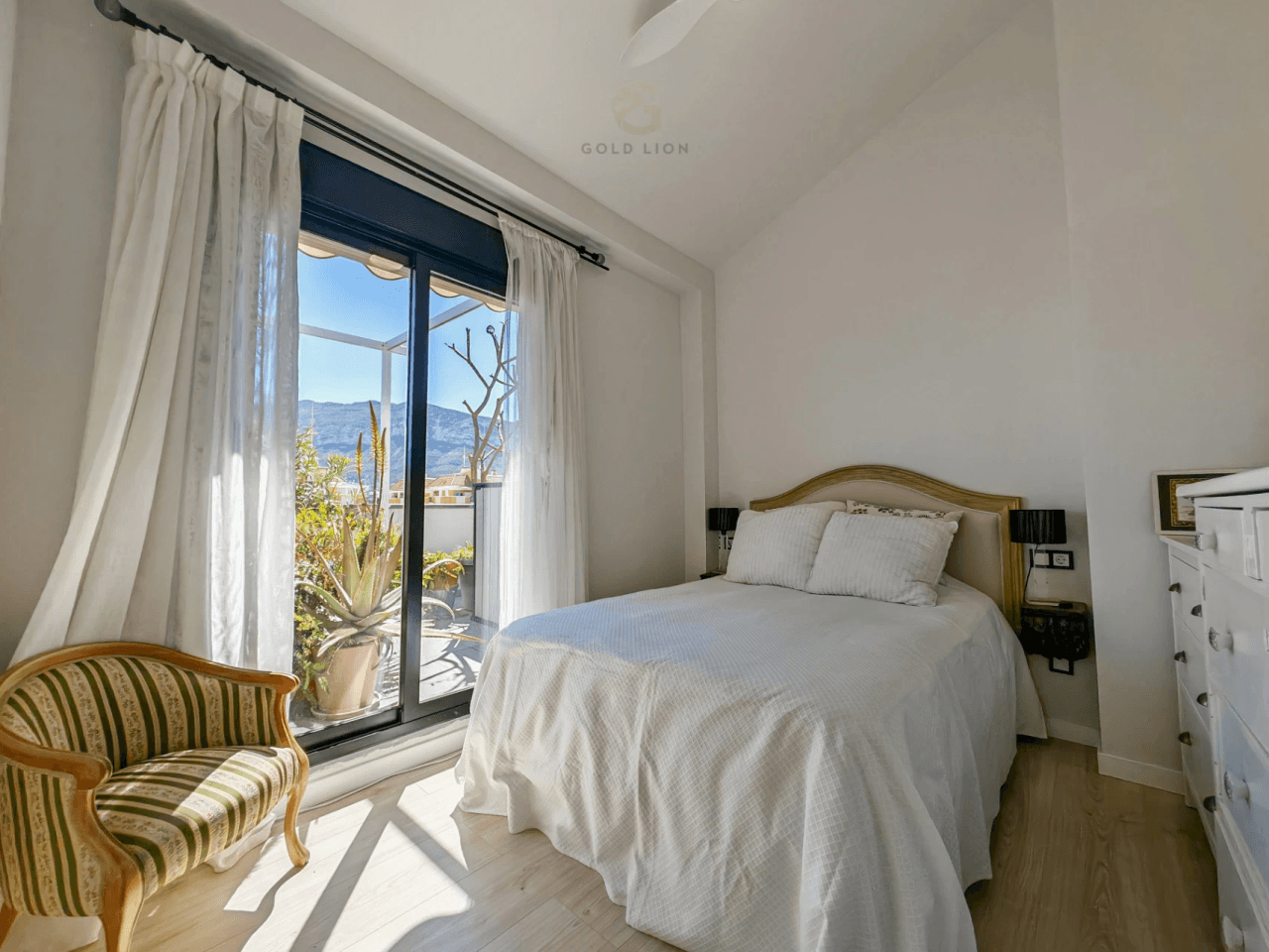 Penthouse for sale with a south orientation and unobstructed views of the park and the mountains.