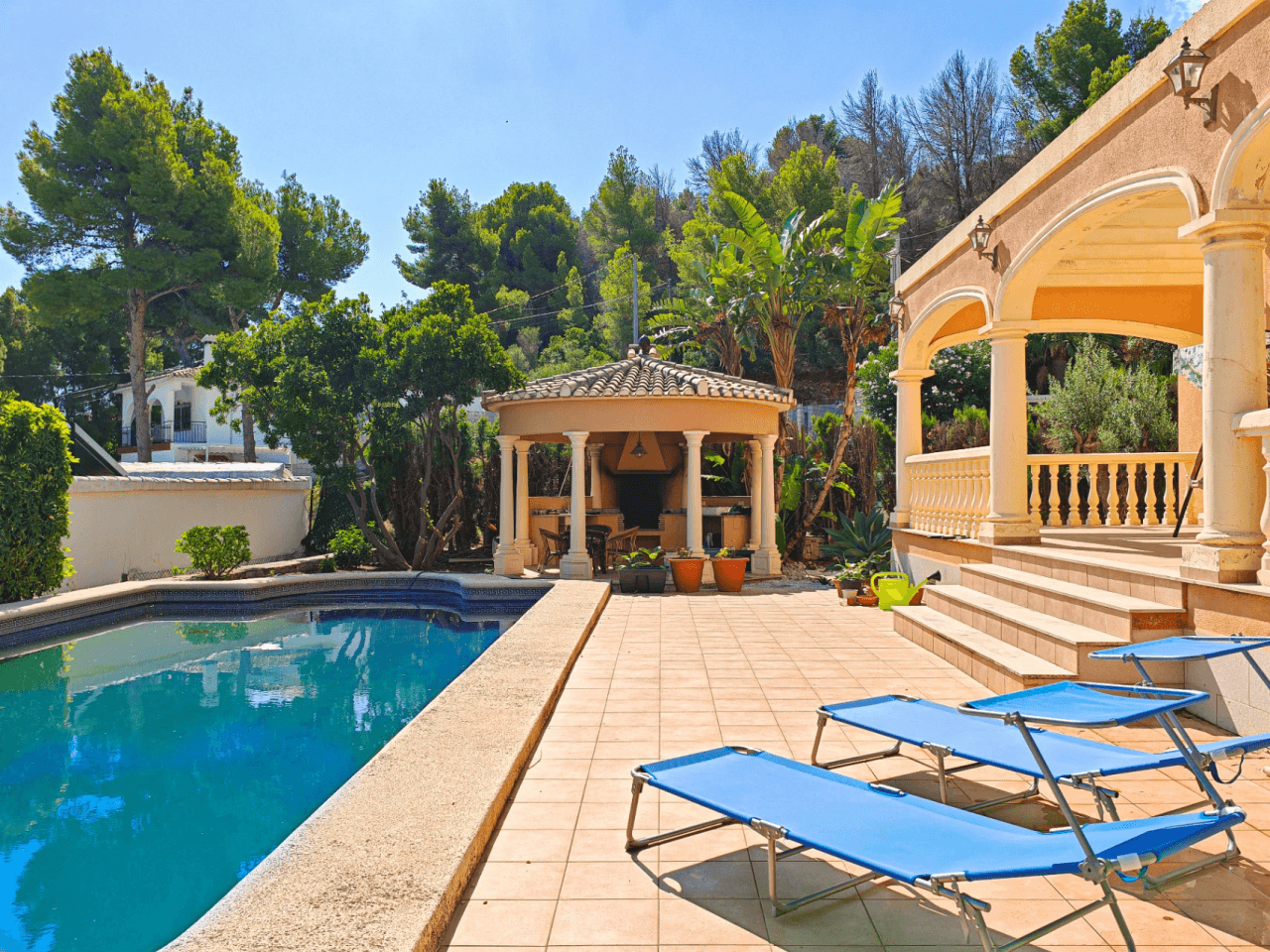 Villa à vendre avec de nombreuses possibilités et de belles vues à Denia