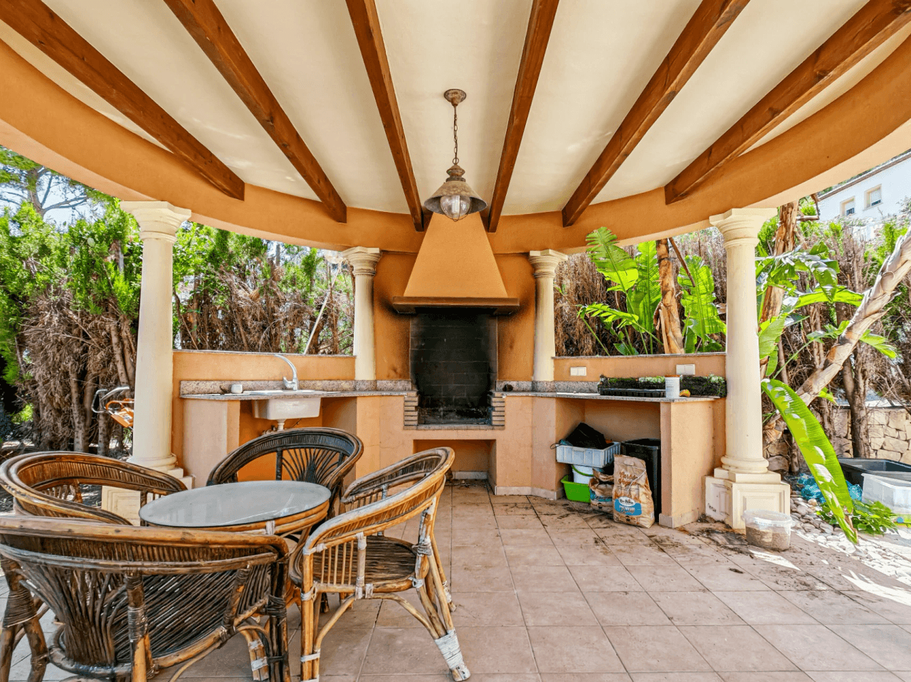 Villa à vendre avec de nombreuses possibilités et de belles vues à Denia