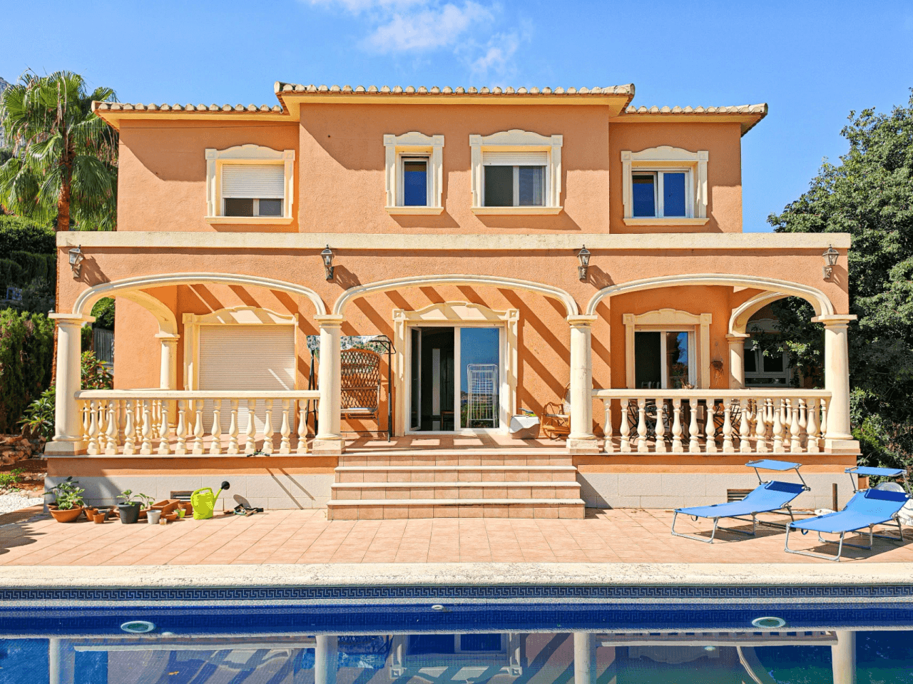 Villa à vendre avec de nombreuses possibilités et de belles vues à Denia