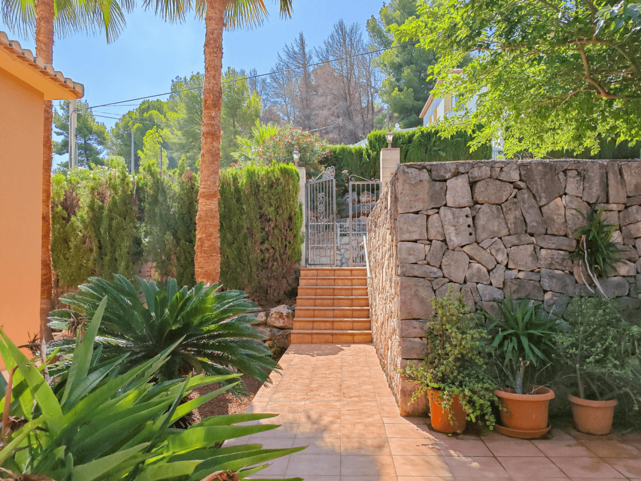 Villa à vendre avec de nombreuses possibilités et de belles vues à Denia
