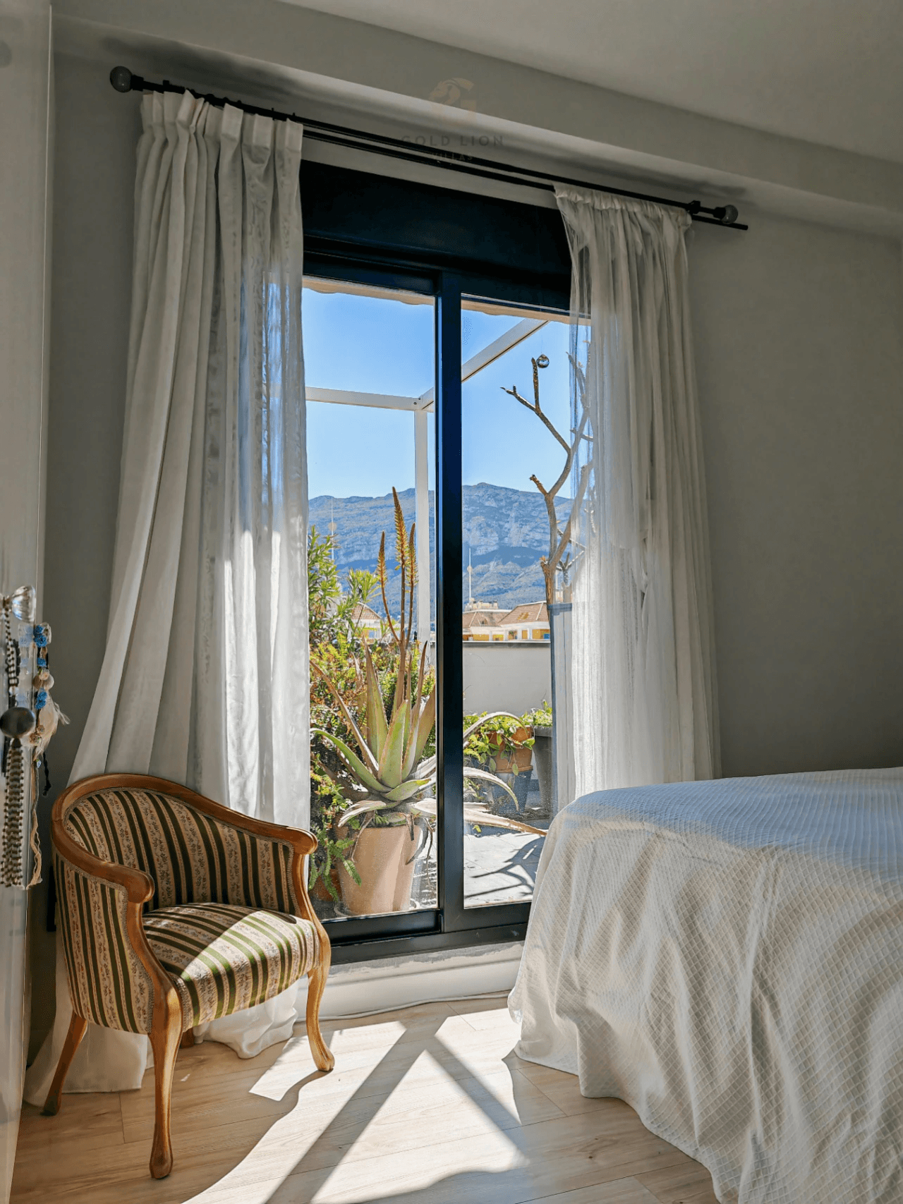 Penthouse for sale with a south orientation and unobstructed views of the park and the mountains.
