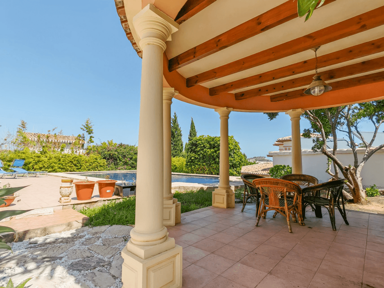 Villa à vendre avec de nombreuses possibilités et de belles vues à Denia