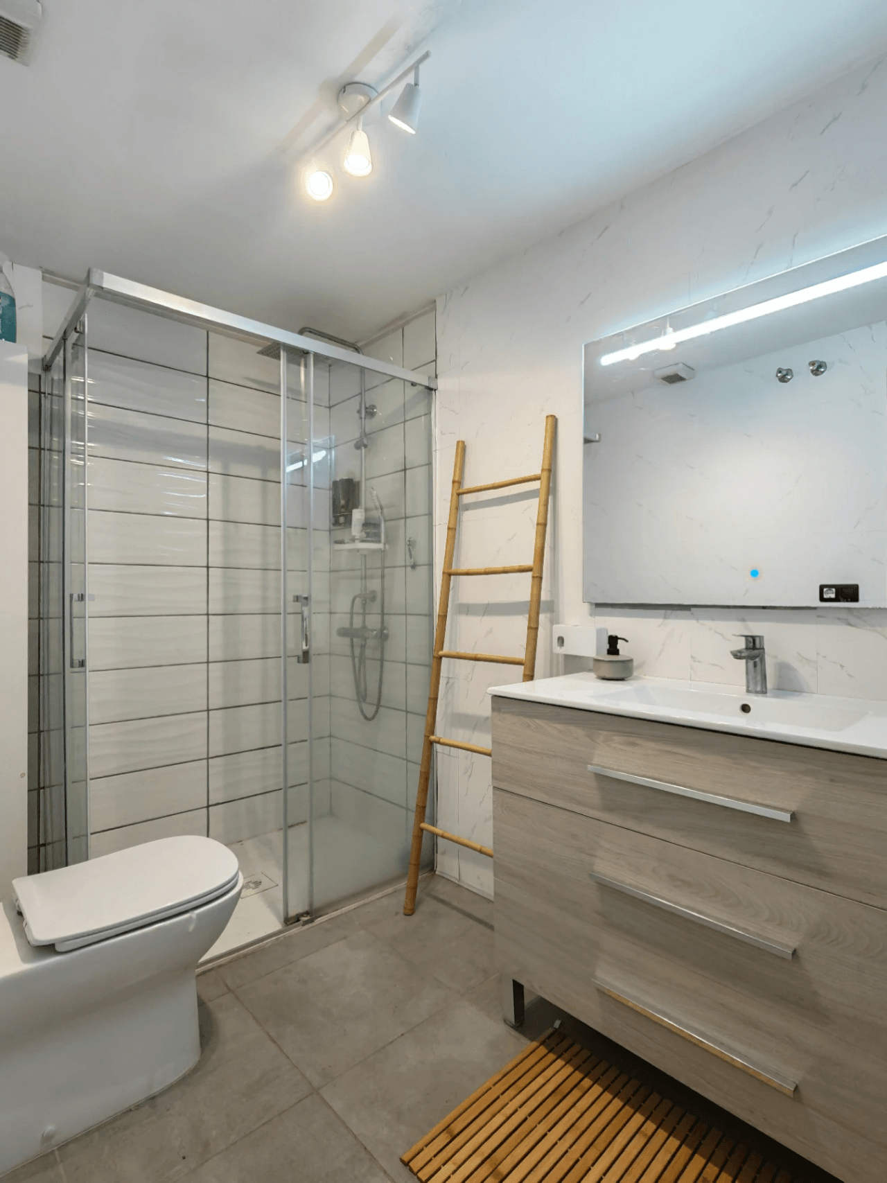 Renovated apartment with elevator for sale, in the center of Denia.