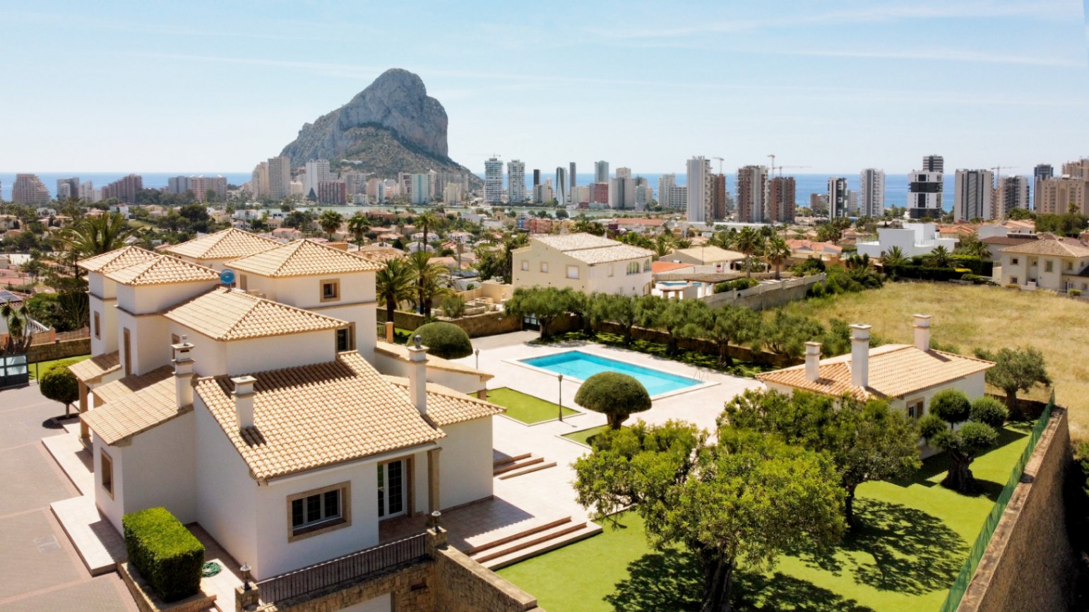 Chalet en venta en Calpe: 5 habitaciones, piscina privada.