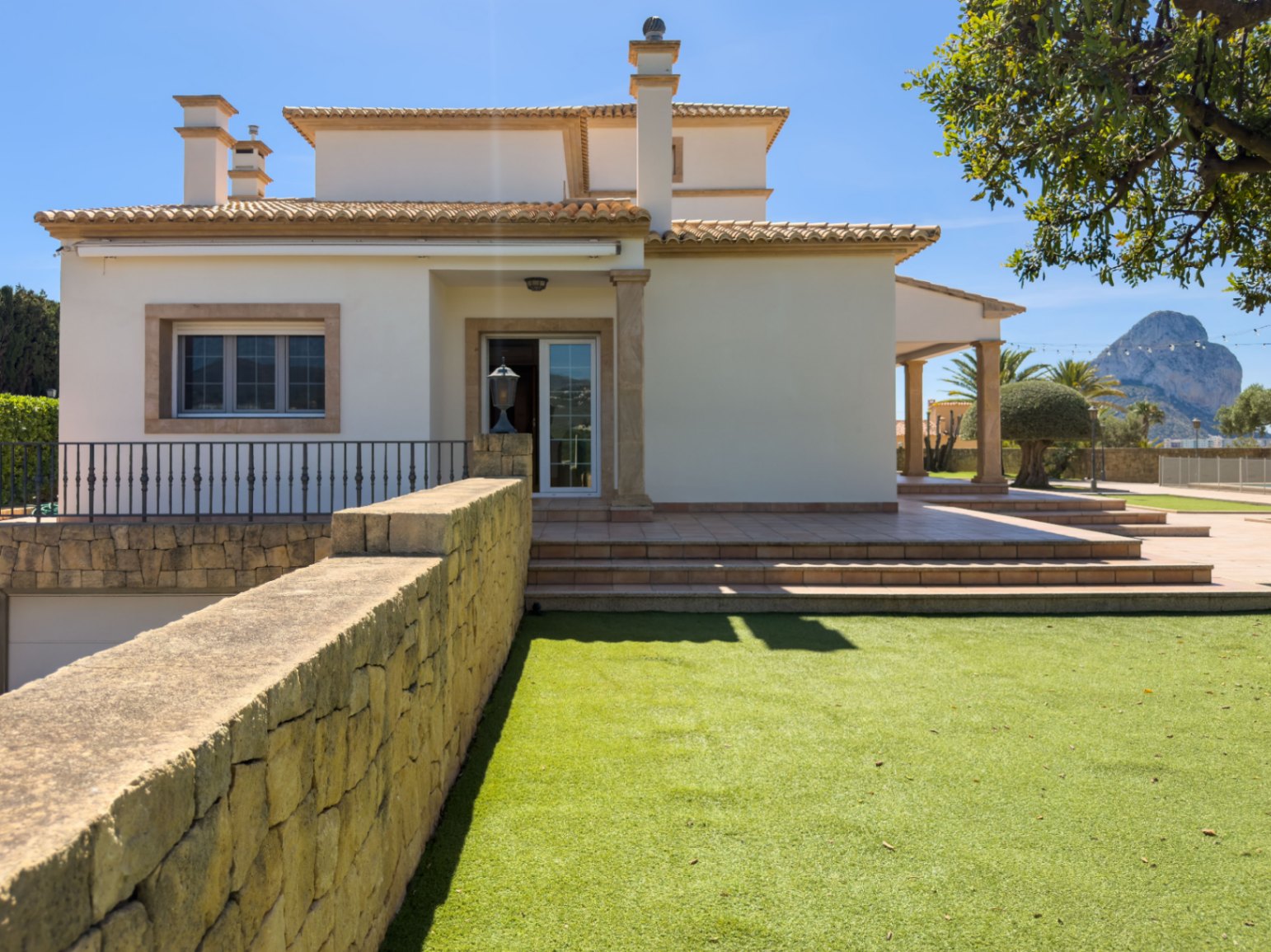 Chalet en venta en Calpe: 5 habitaciones, piscina privada.