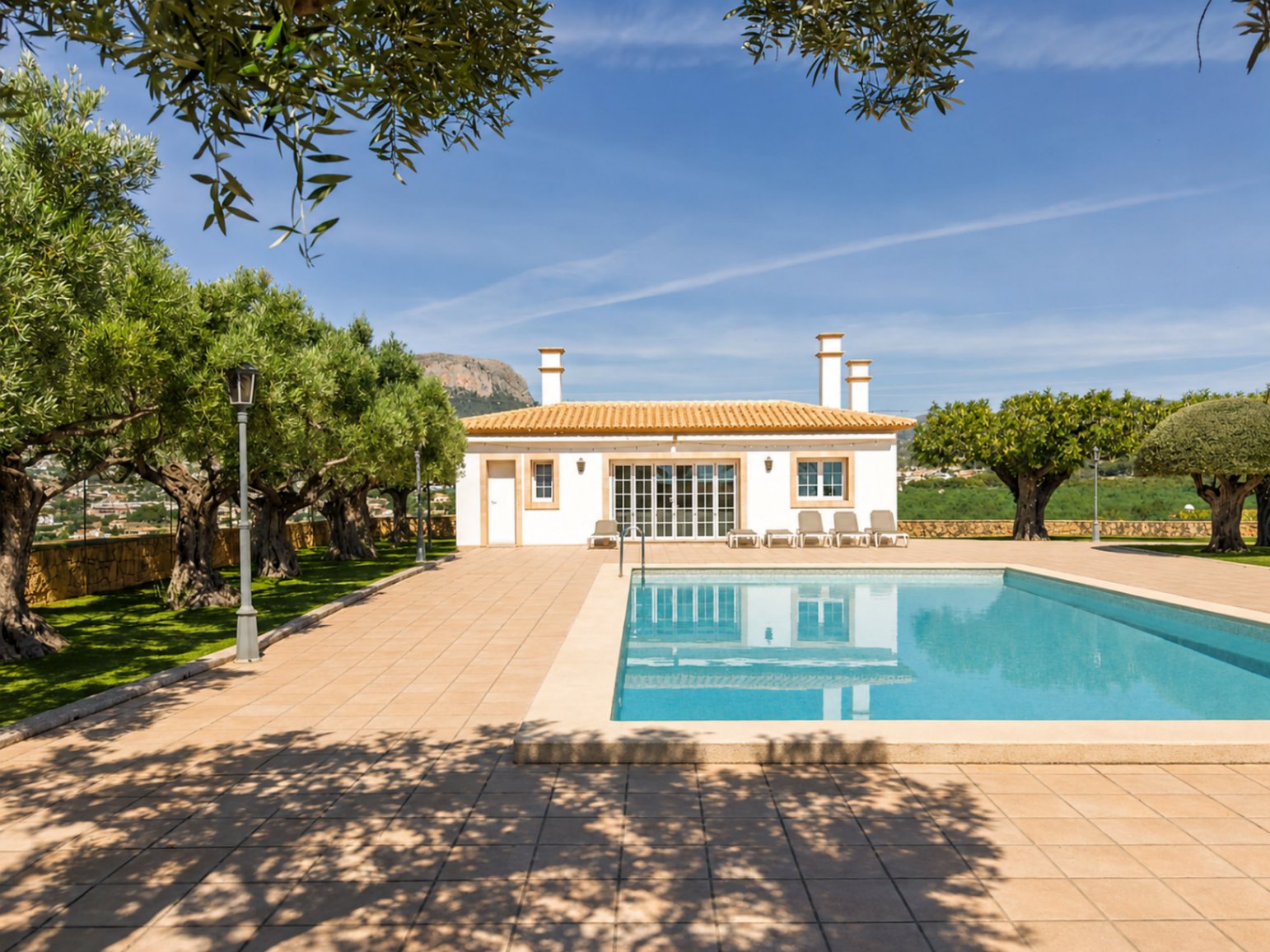 Chalet en venta en Calpe: 5 habitaciones, piscina privada.