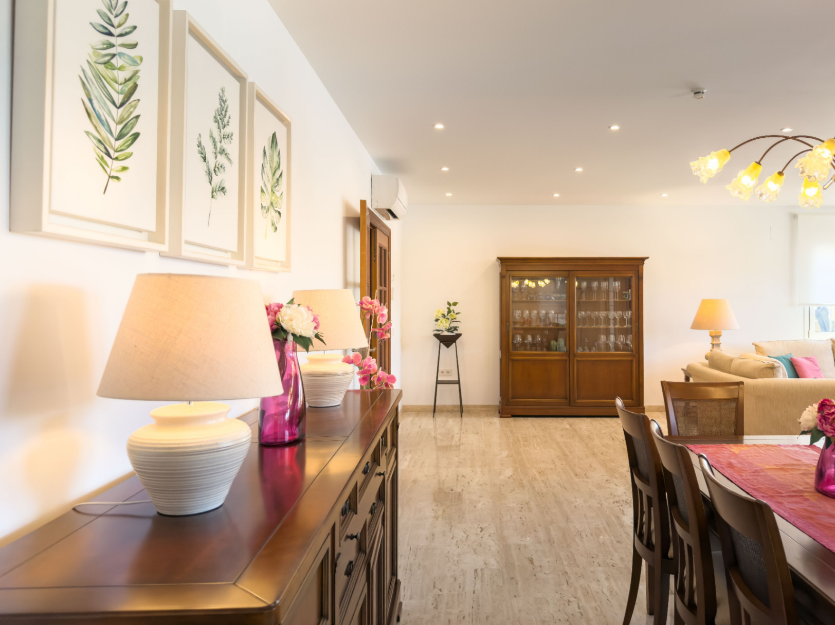 Chalet en venta en Calpe: 5 habitaciones, piscina privada.