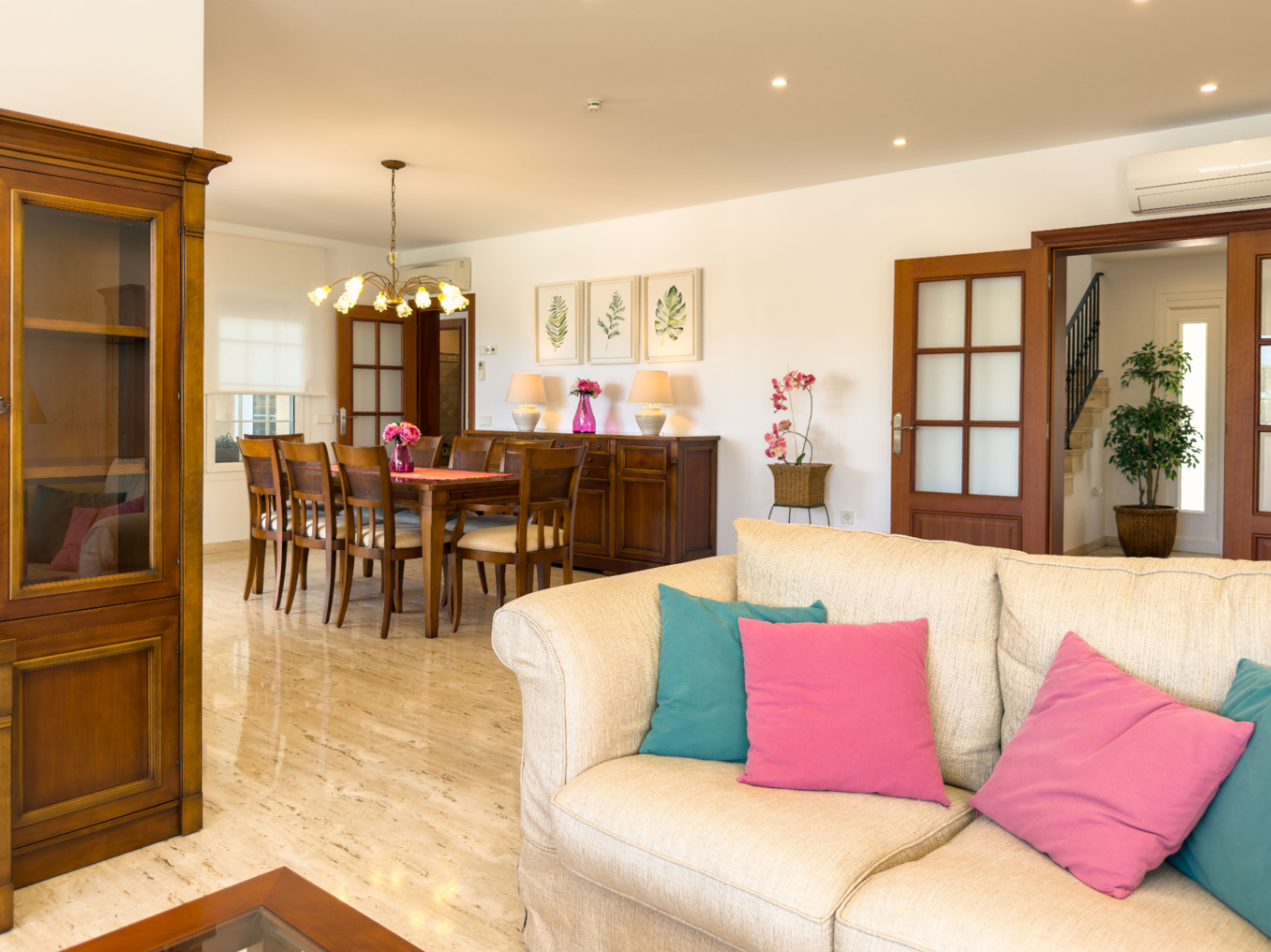 Chalet en venta en Calpe: 5 habitaciones, piscina privada.