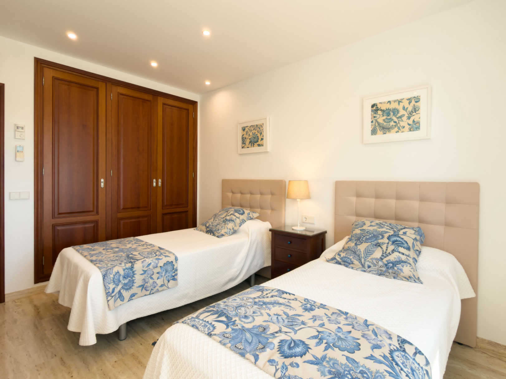 Chalet en venta en Calpe: 5 habitaciones, piscina privada.