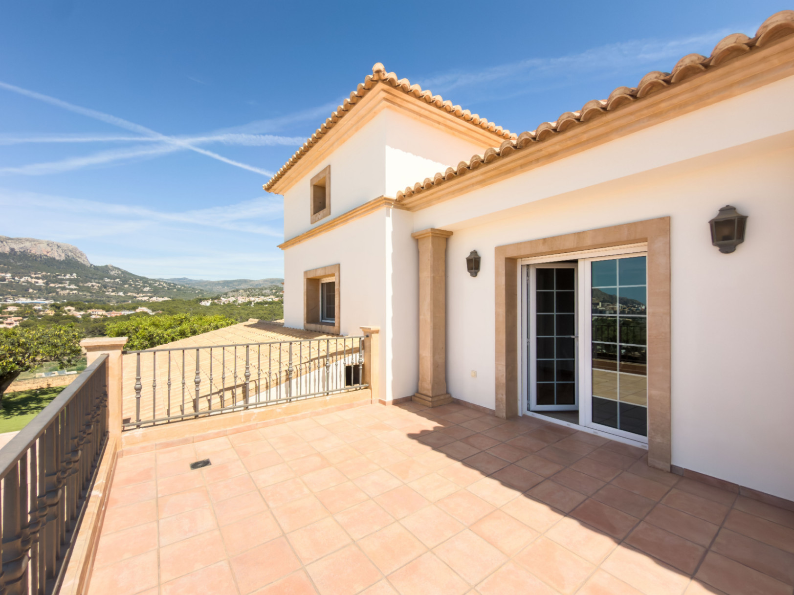 Chalet en venta en Calpe: 5 habitaciones, piscina privada.