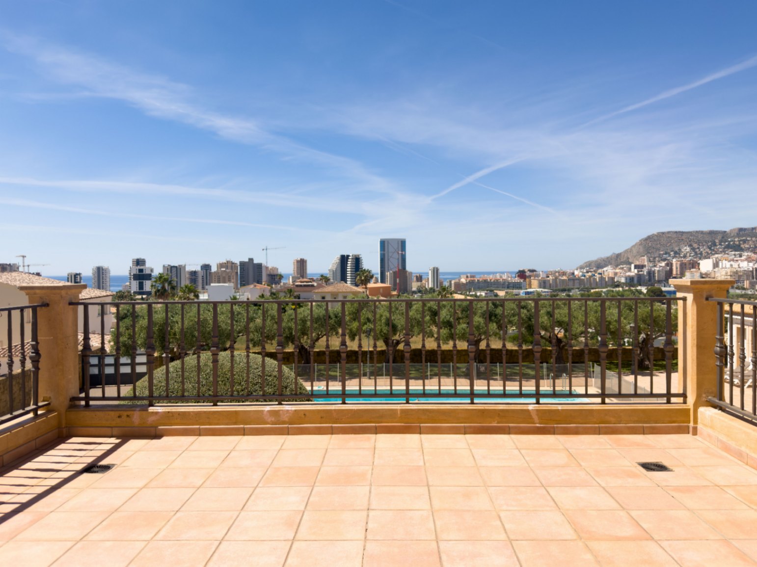 Chalet en venta en Calpe: 5 habitaciones, piscina privada.