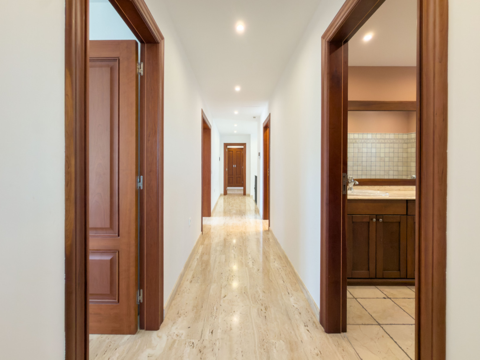 Chalet en venta en Calpe: 5 habitaciones, piscina privada.