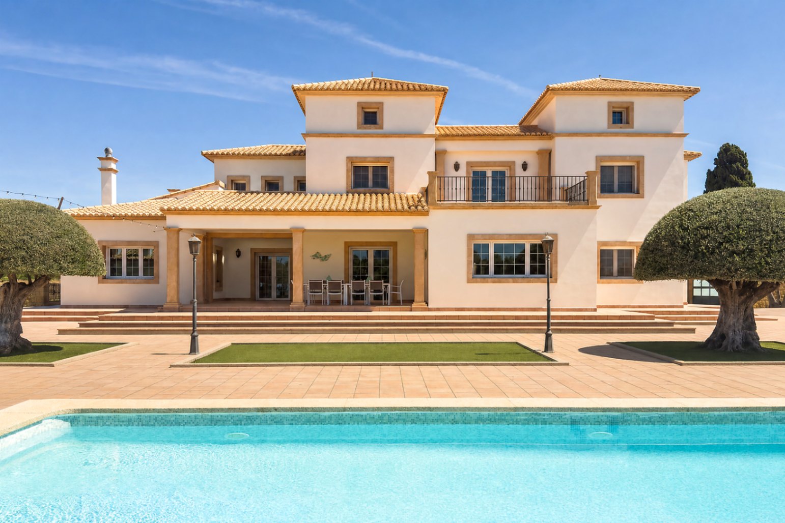 Chalet en venta en Calpe: 5 habitaciones, piscina privada.