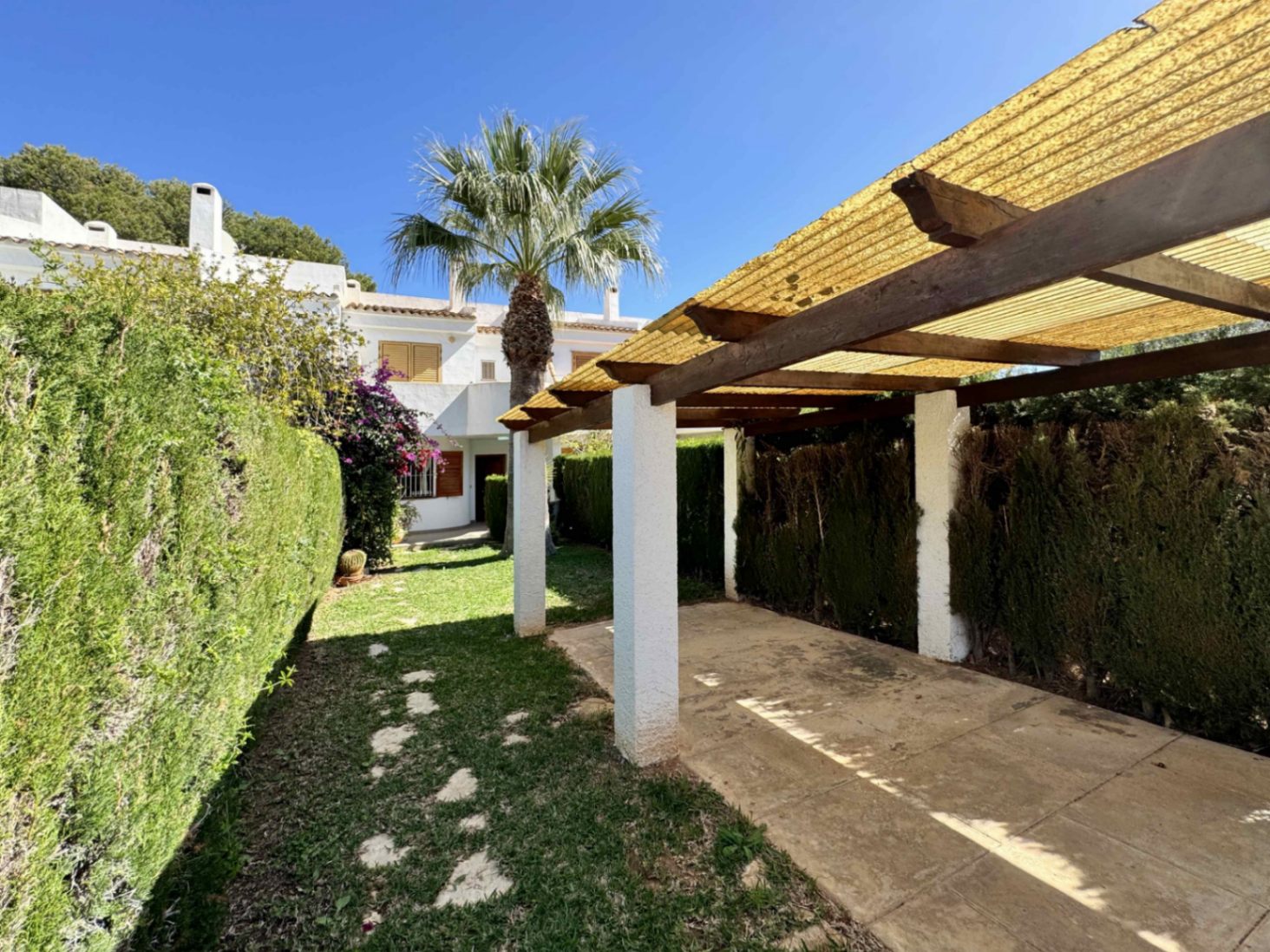 Semi-detached villa for sale in the exclusive area of Las Rotas. Dénia